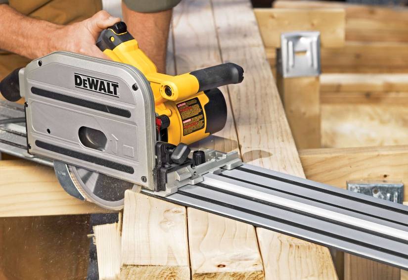 Detail ponorné pily DeWALT DWS520KTR při řezání desky
